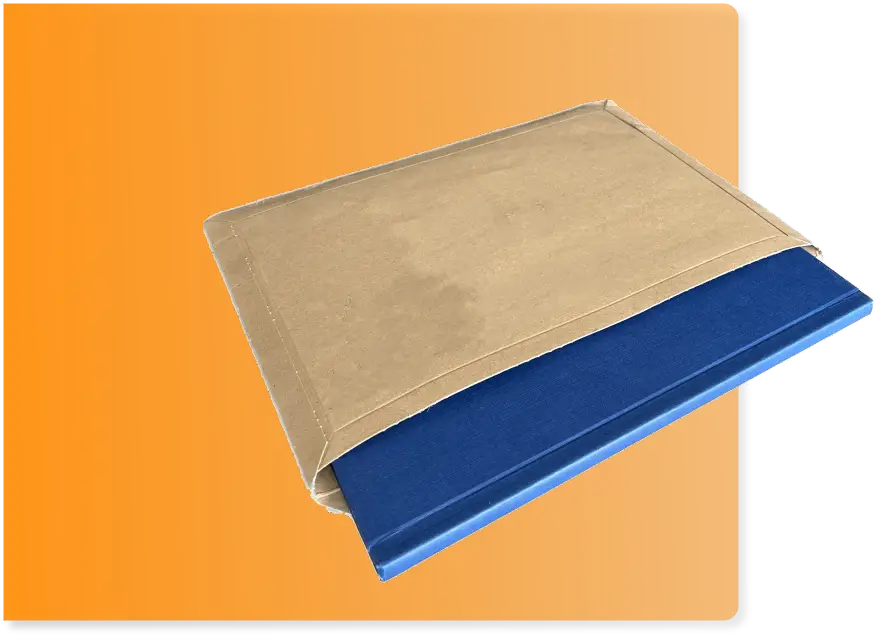 Ein blaues Buch in einer kartonierten Taschenverpackung.